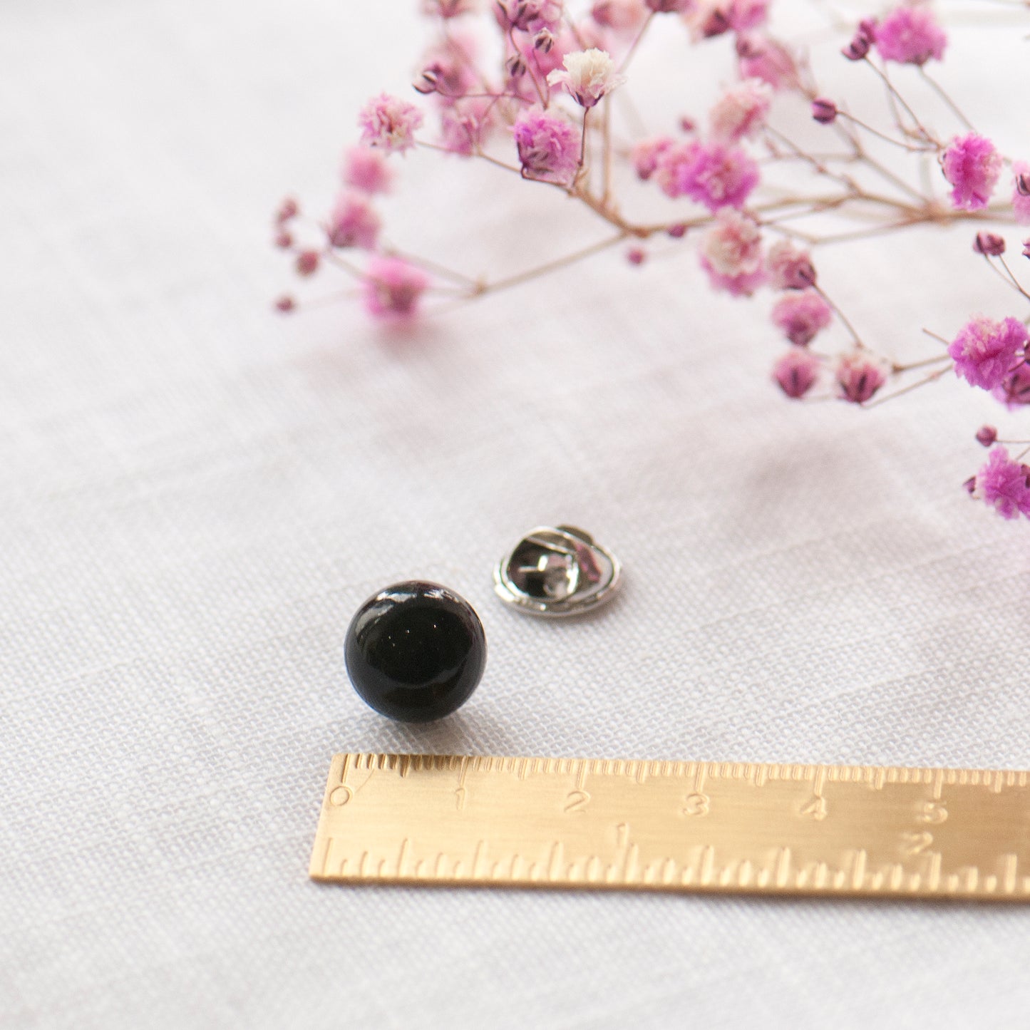 Black pearl pin with measurements