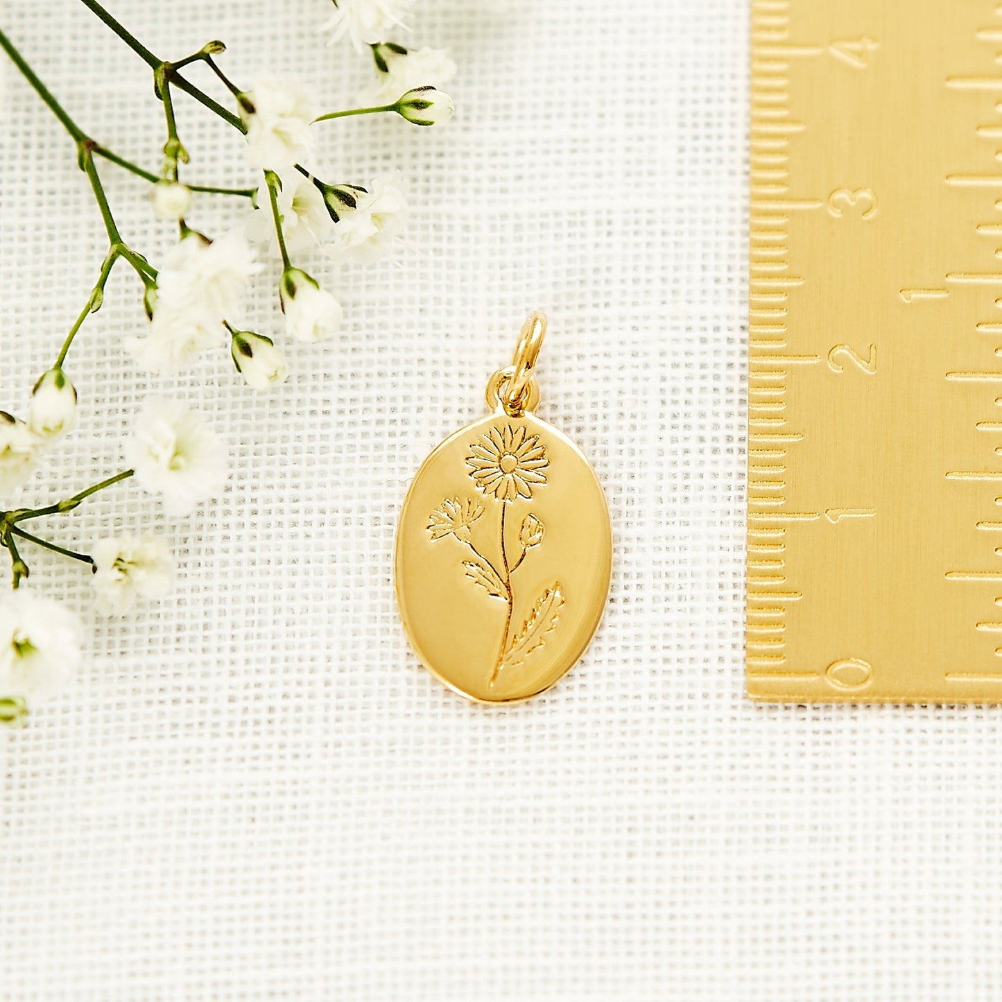 Gold Daisy oval engraved birthflower for April pendant