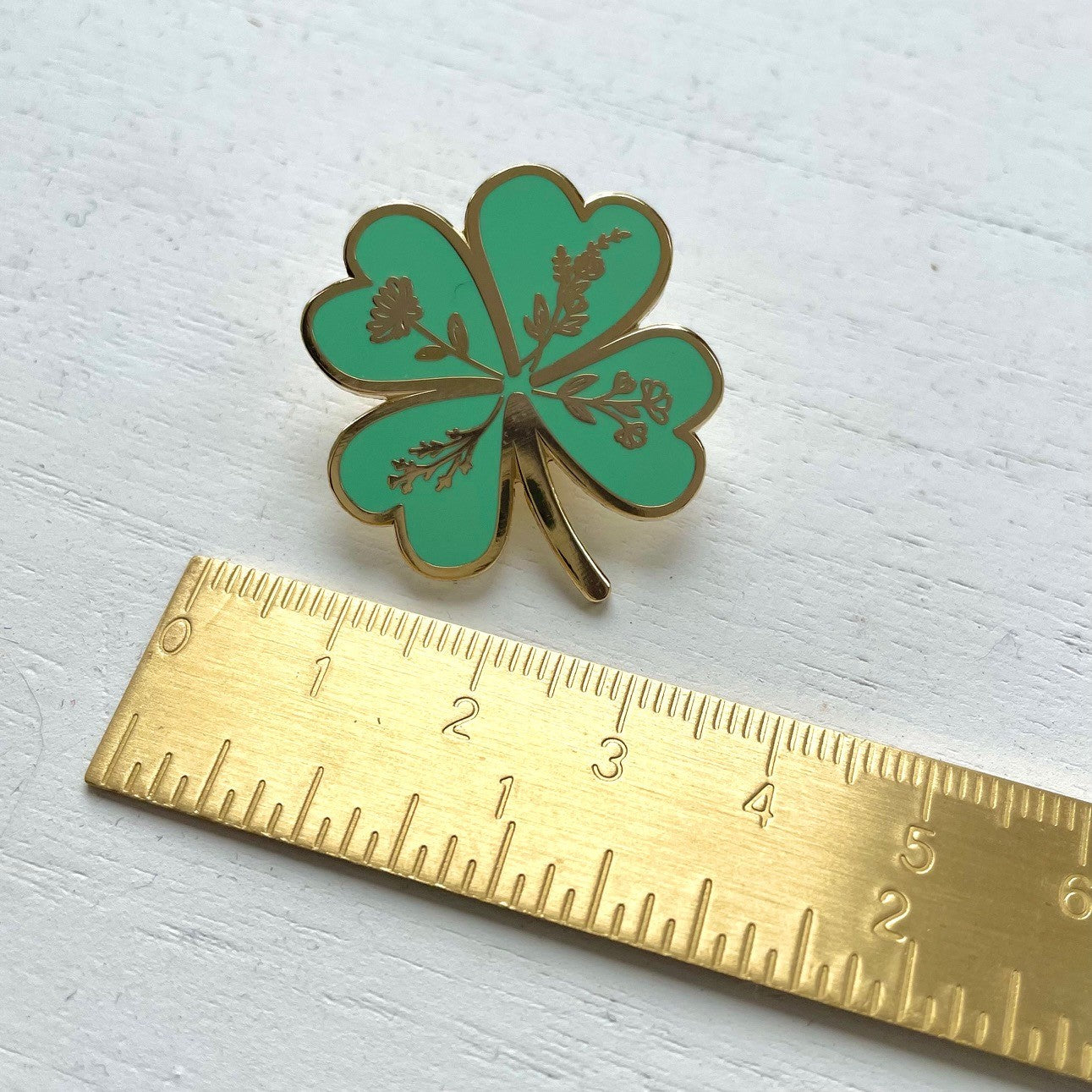 Green and gold enamel lapel pin with measurements - 30mm