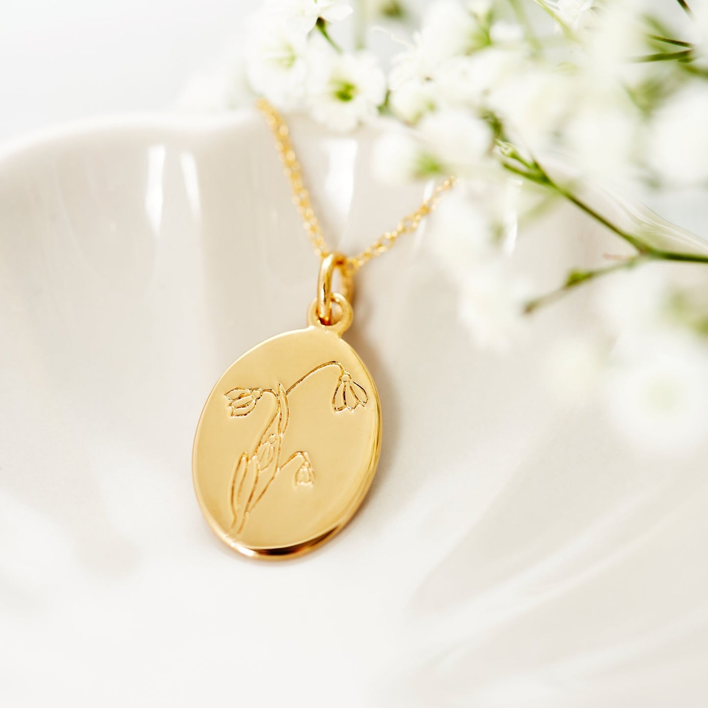 Beautiful engraved snowdrop necklace, the snowdrop is the birth flower for those born in January. The necklace can be engraved on the back with your personal message, arrives giftboxed, ready for gifting. Gift for mum, gift for sister, gift for wife, gift for girlfriend. Gift for her, birthday in january gift sterling silver 925