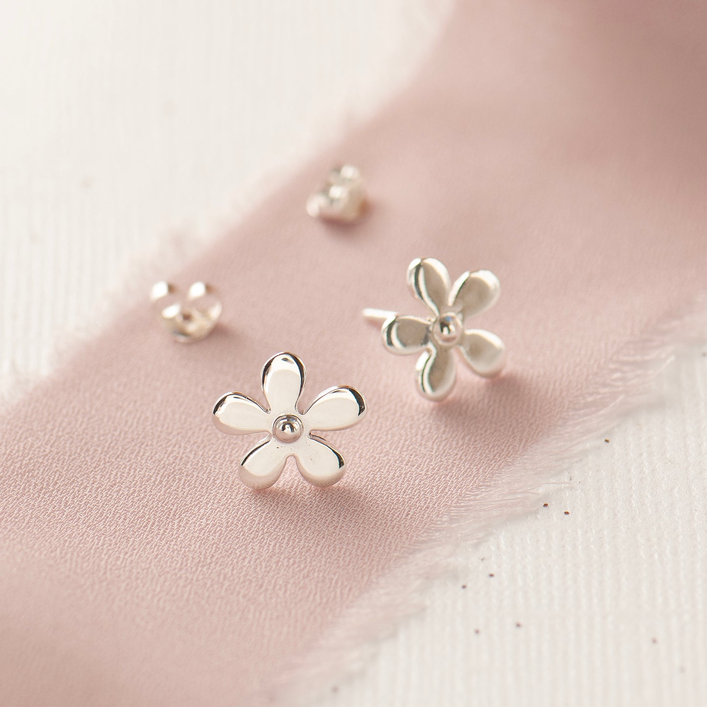 Mary quant style Sterling Silver Daisy Stud Earrings. Five petal Daisies, gift for bridesmaids or flower girls, cute daisy stud earrings, silver 925