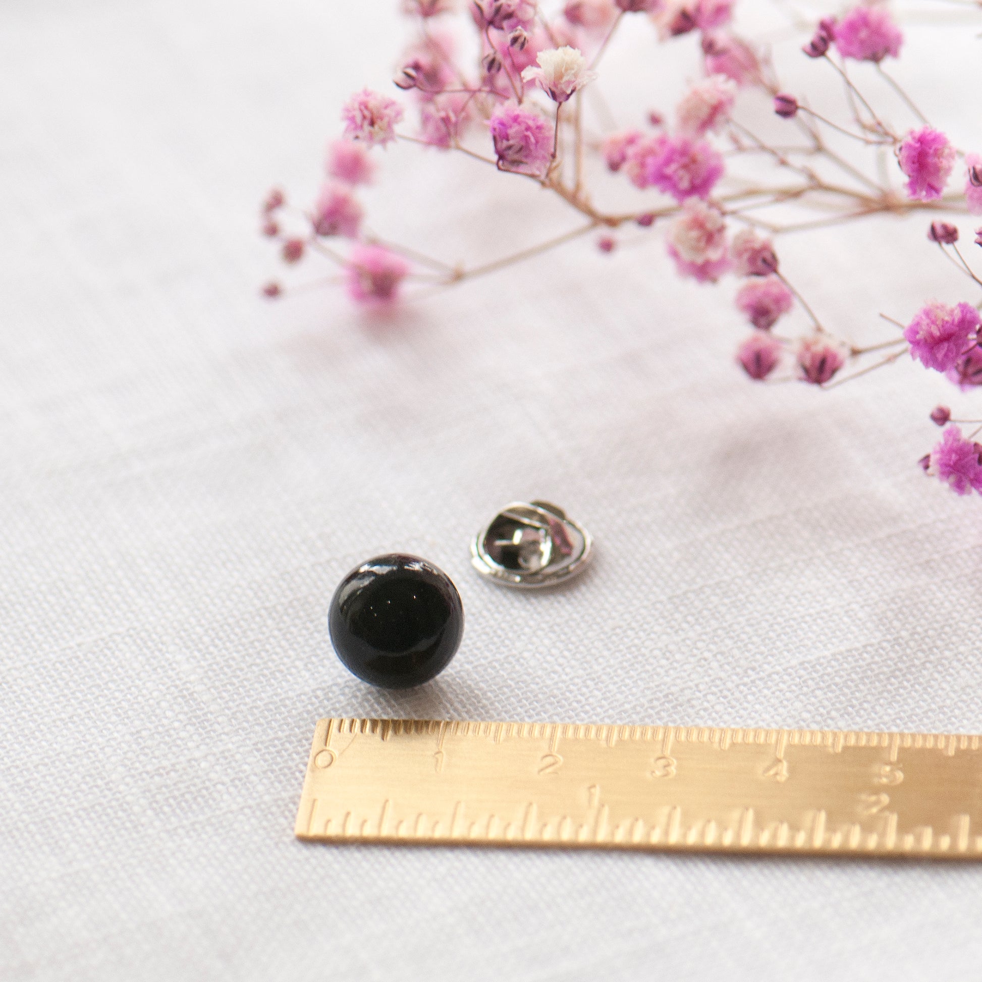 Black pearl pin with measurements