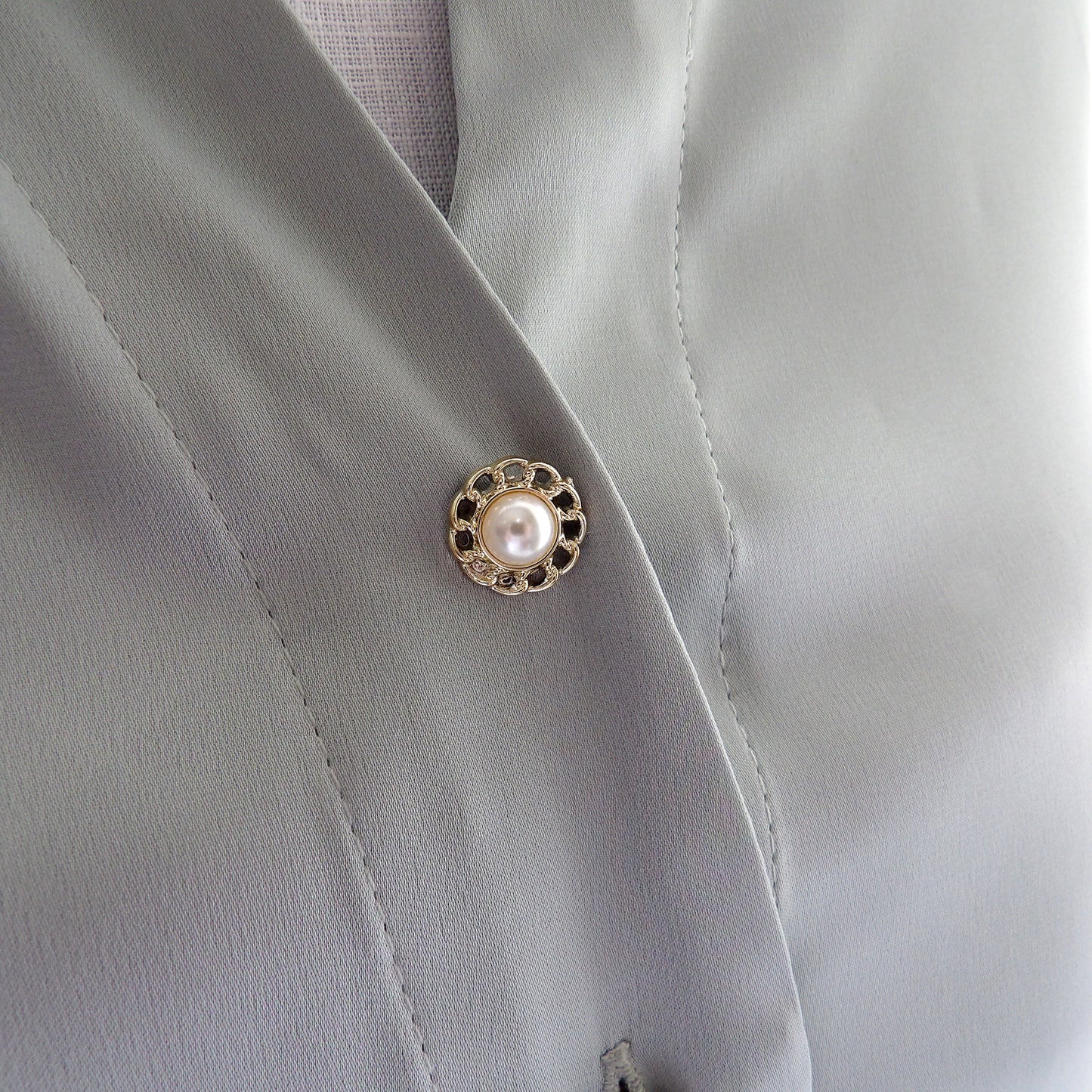 Flower modesty pin white pearl and gold surround