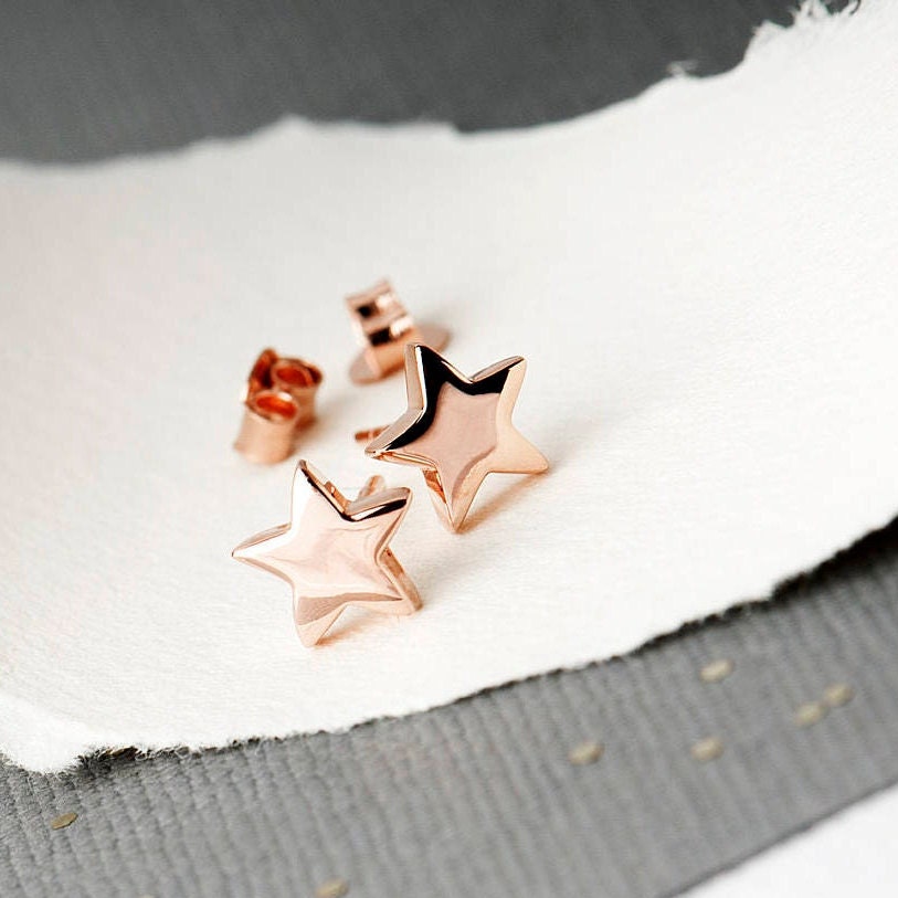 rose gold little star stud earrings.