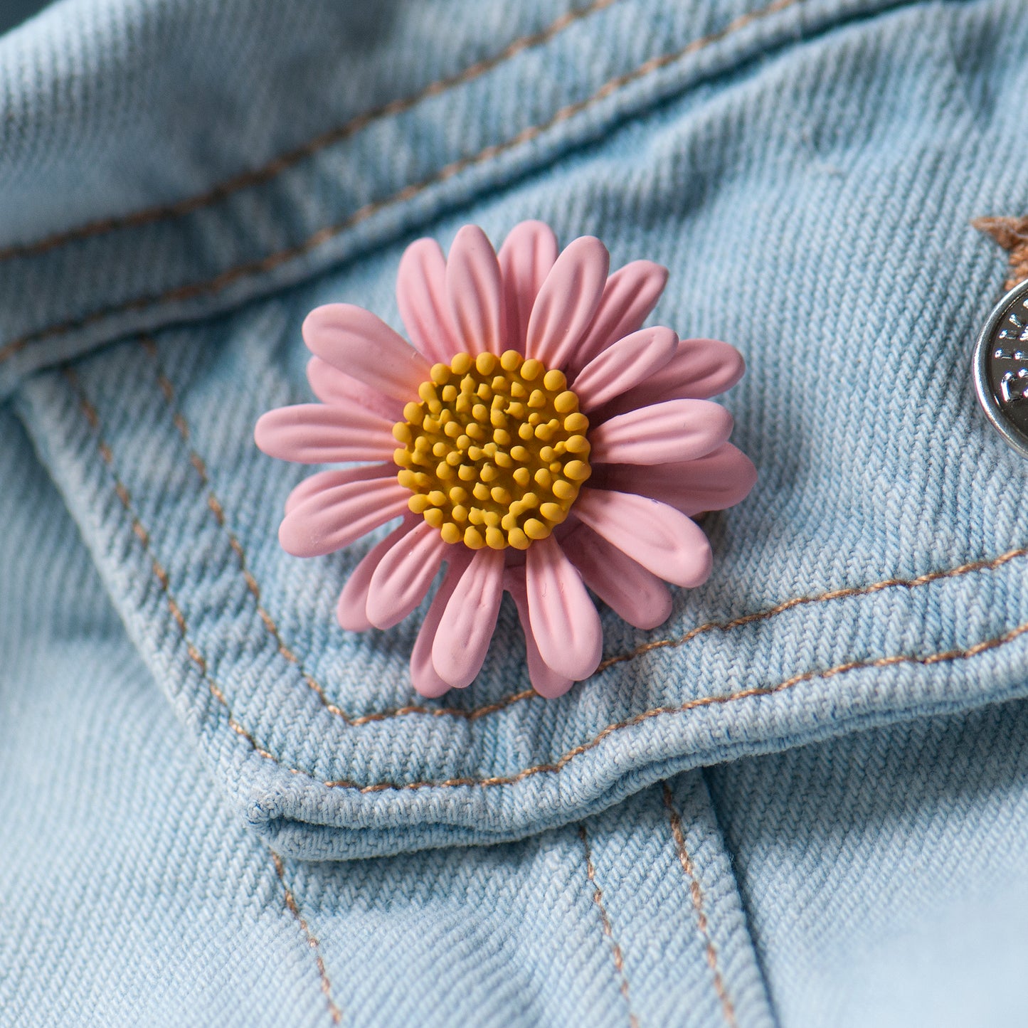 Teacher-wearing-pink-daisy-teacher-gift