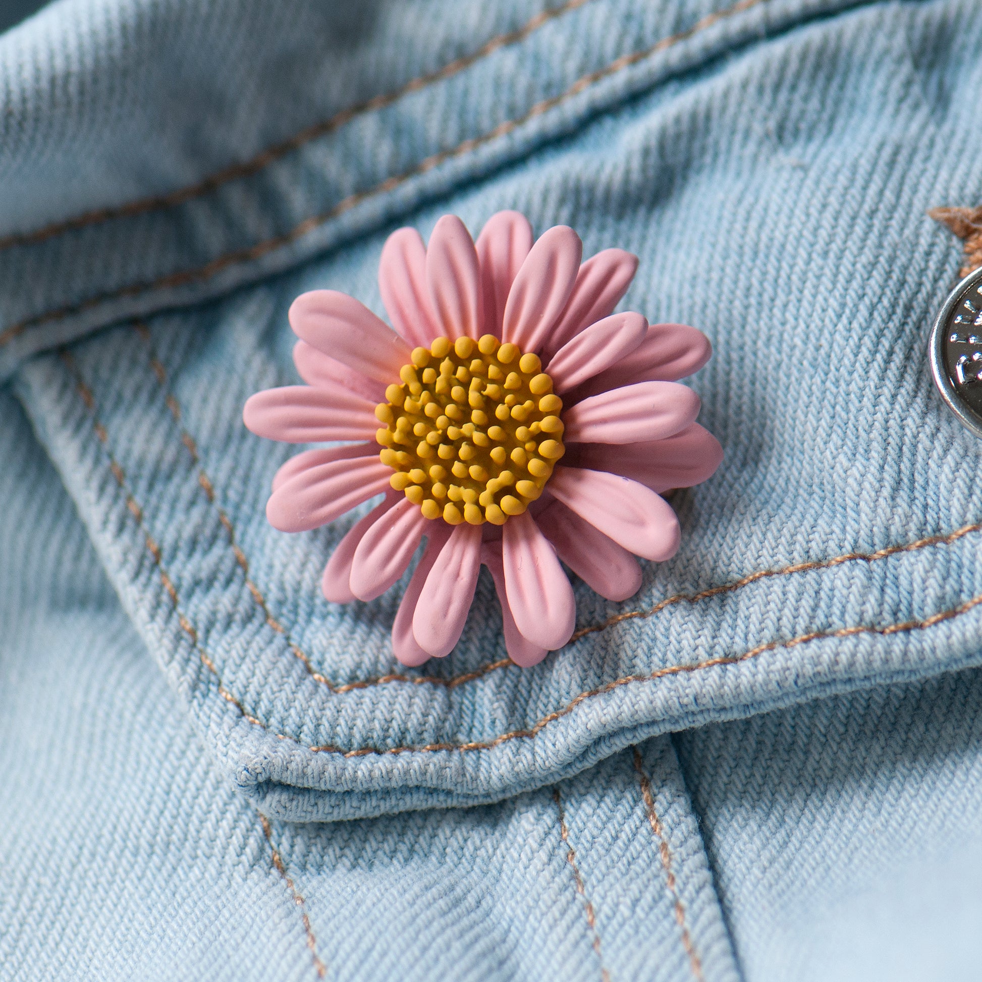 Teacher-wearing-pink-daisy-teacher-gift