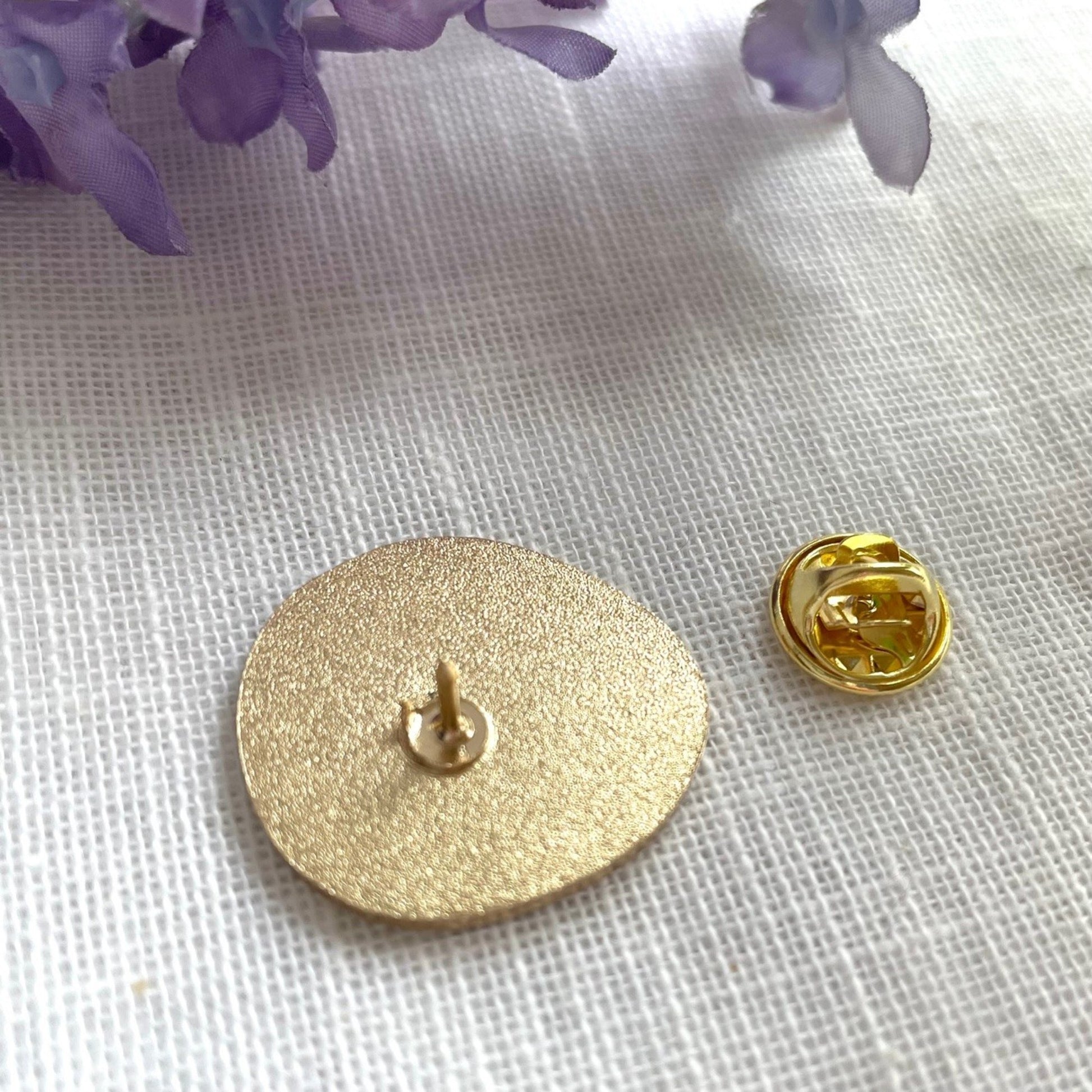 Gold round pin back view 