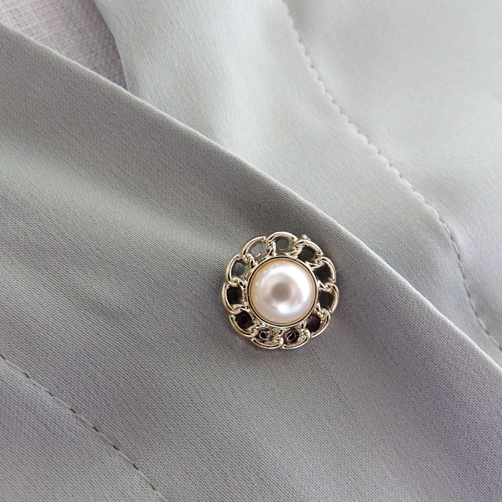 Flower modesty pin white pearl and gold surround