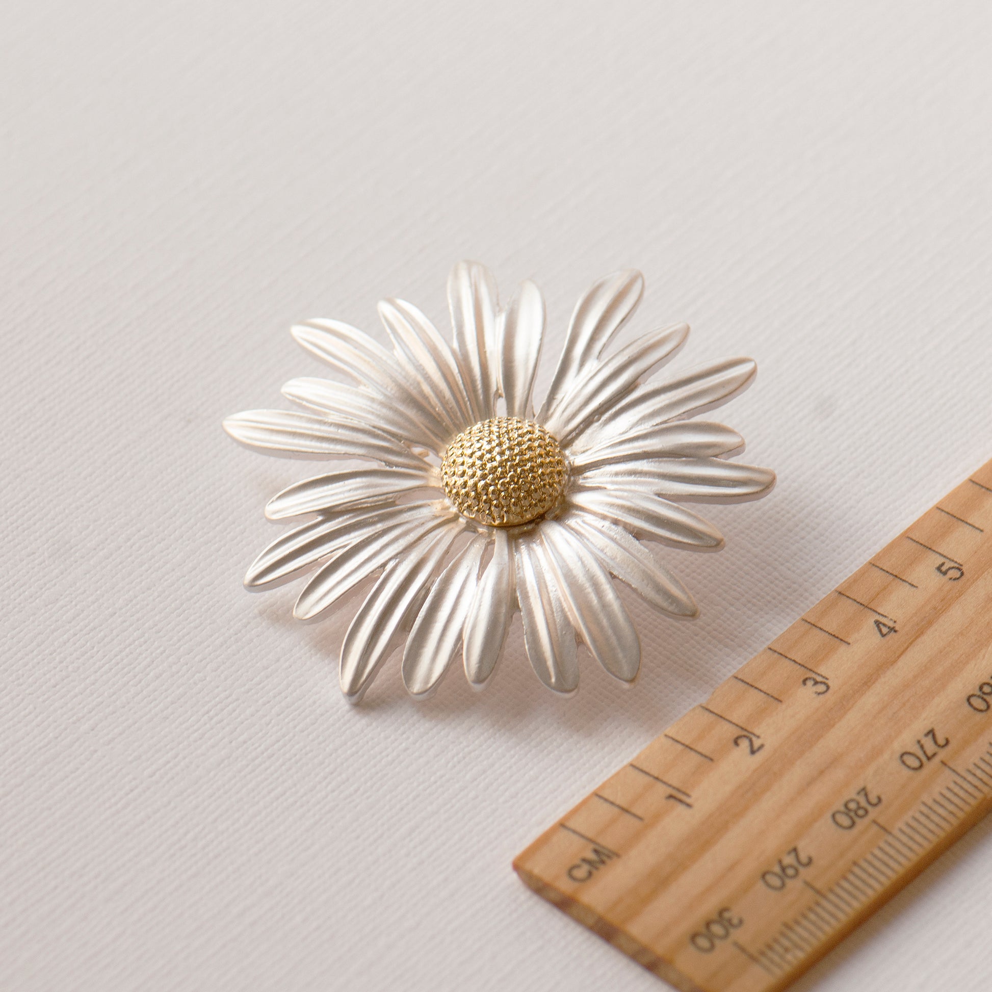 Daisy brooch, flower lover gift 