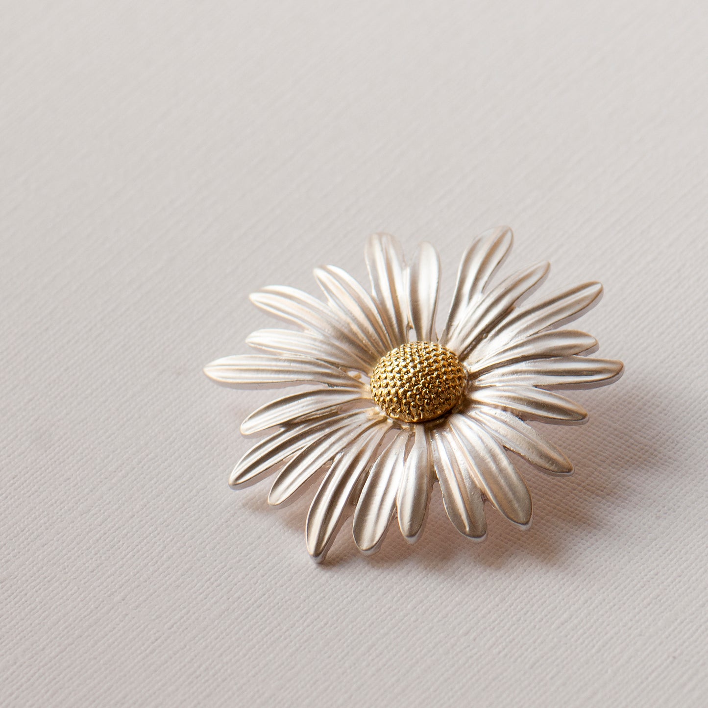 Large daisy brooch or lapel pin for her
