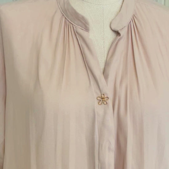 Video showing how to wear a modesty pin and and a selection of pins and their presentation